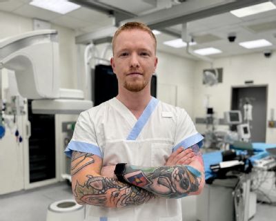 Na sále rozhodují vteřiny. Zdravotní bratr z Kardiocentra AGEL v Pardubicích dokazuje, že o životy pacientů dnes běžně pečují i mu...